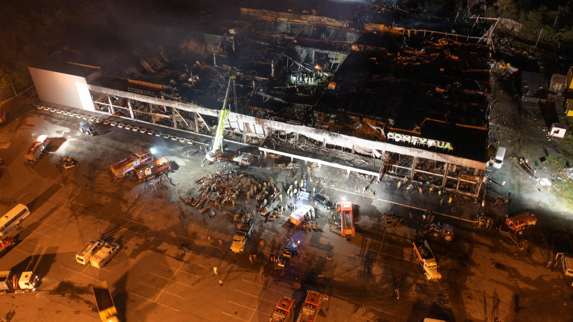 Feuerwehrleute des staatlichen ukrainischen Katastrophenschutzes arbeiten an einem Brand in einem Einkaufszentrum nach einem Raketenangriff in Krementschuk, Ukraine. Feuerwehrleute des staatlichen ukrainischen Katastrophenschutzes arbeiten an einem Brand in einem Einkaufszentrum nach einem Raketenangriff in Krementschuk, Ukraine.
