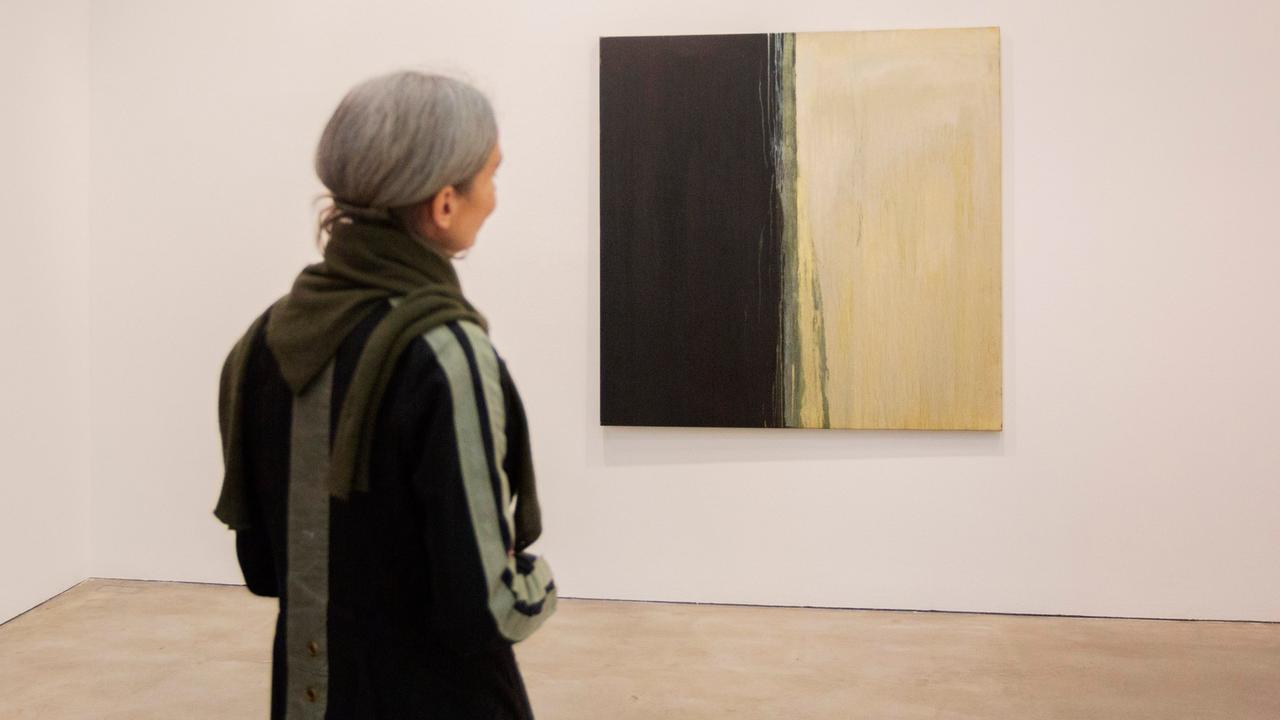 Eine Besucherin vor einem Bild der US-amerikanischen Künstlerin Pat Steir in der Galerie Thomas Schulte in Berlin.
      