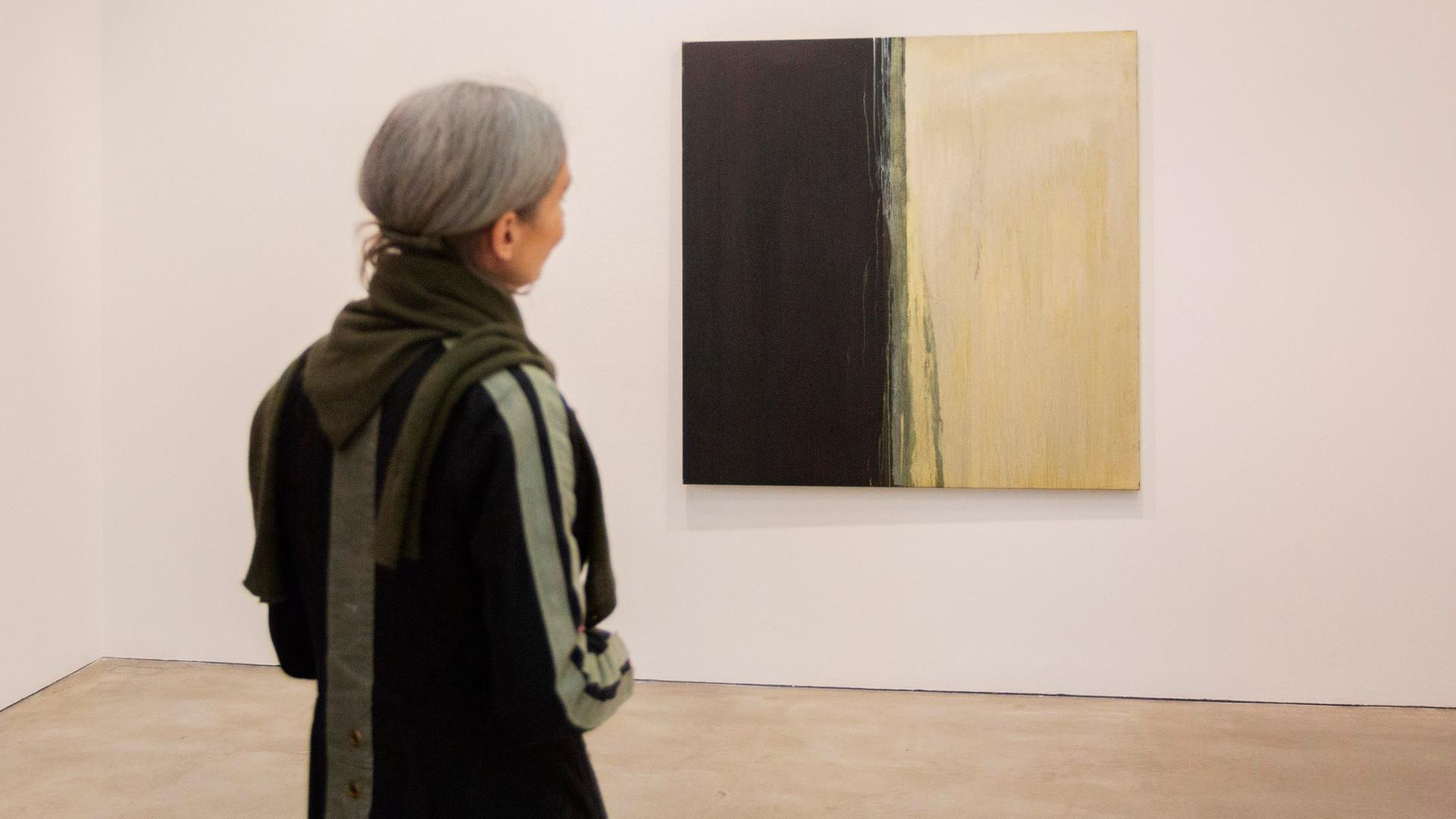 Eine Besucherin vor einem Bild der US-amerikanischen Künstlerin Pat Steir in der Galerie Thomas Schulte in Berlin.

