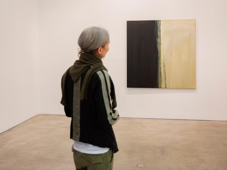 Eine Besucherin vor einem Bild der US-amerikanischen Künstlerin Pat Steir in der Galerie Thomas Schulte in Berlin.
