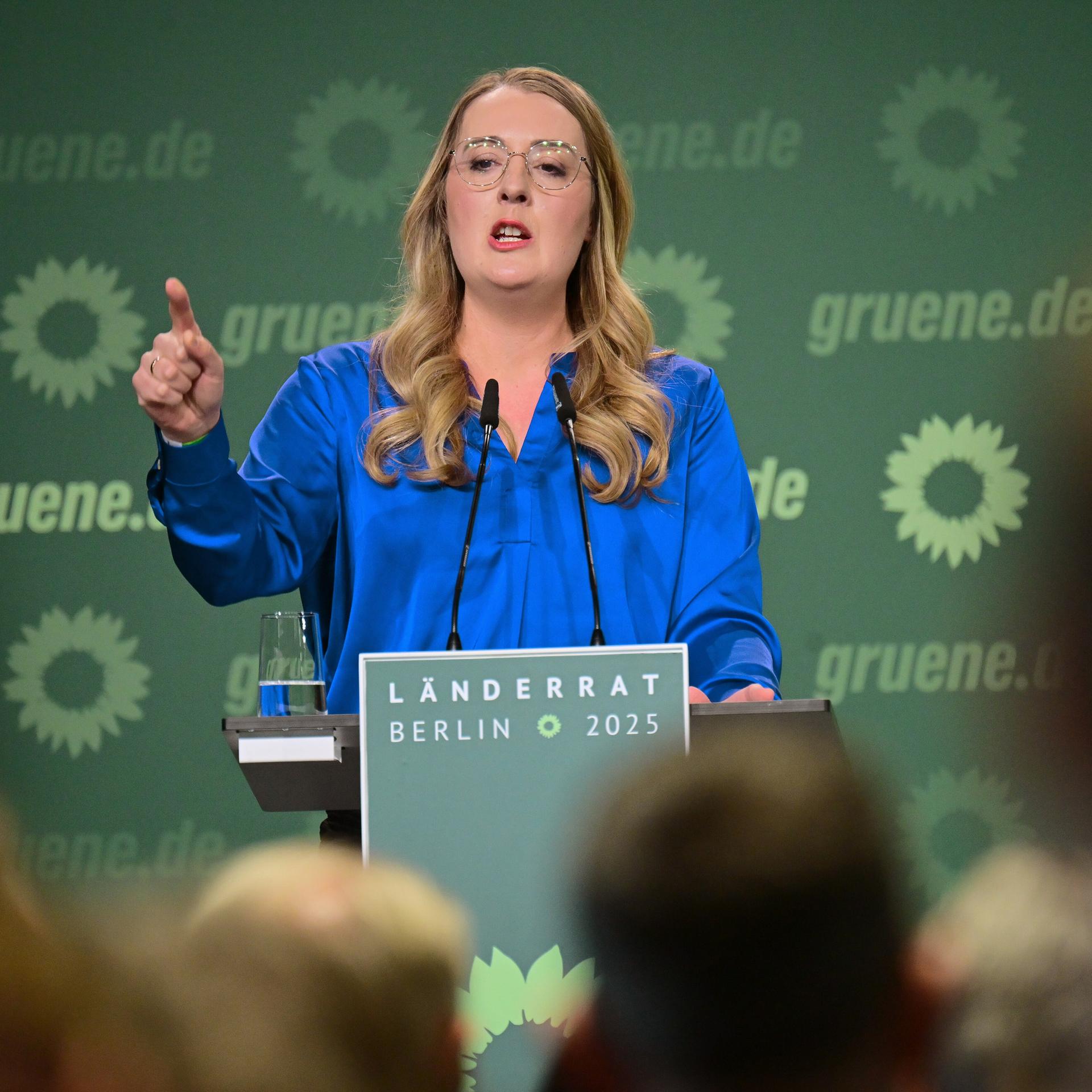 Katharina Dröge, Vorsitzende der Bundestagsfraktion von Bündnis 90/Die Grünen, spricht während des kleinen Parteitags von Bündnis 90/Die Grünen. Auf dem sogenannten Länderrat ist unter anderem die «Politische Lage nach der Bundestagswahl 2025» Thema.