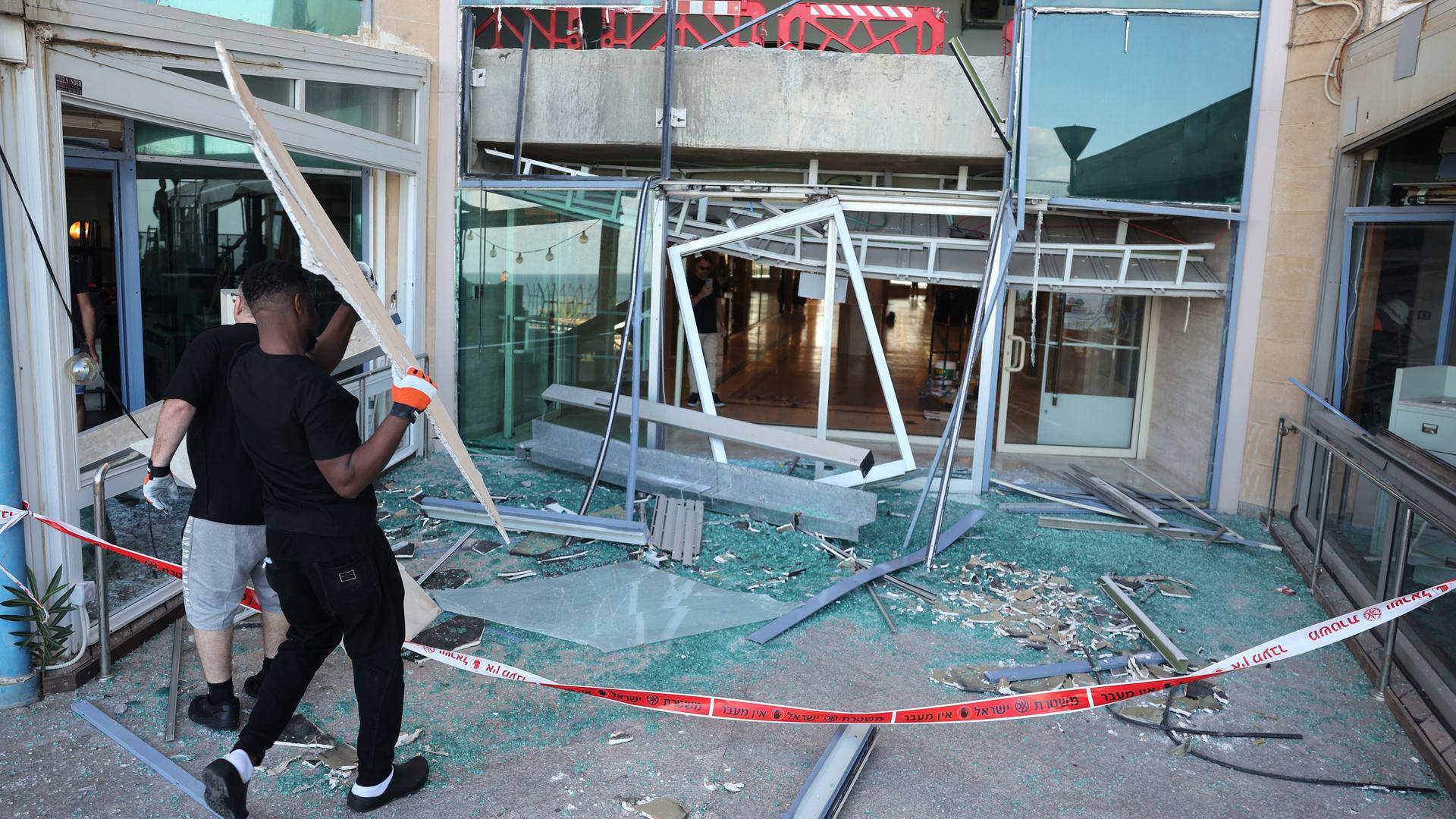 Ein nach dem iranischen Raketenangriff beschädigtes Restaurant in Tel Aviv