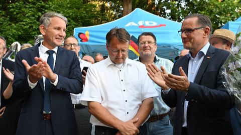 Björn Höcke (l), Landessprecher und Fraktionsvorsitzender der AfD in Thüringen, Landratswahlkandidat Robert Sesselmann (AfD, 2.v.l.), Stephan Brandner (AfD, 3.v.l.), AfD Bundestagsabgeordneter aus Thüringen, und Tino Chrupalla (AfD, vorne r) , AfD-Bundesvorsitzender und Fraktionsvorsitzender der AfD, stehen im Garten eines Restaurants bei der AfD-Wahlparty. Die AfD hat erstmals in Deutschland eine Landratswahl gewonnen. Ihr Kandidat Robert Sesselmann setzte sich im Thüringer Kreis Sonneberg in der Stichwahl gegen den amtierenden Landrat Köpper von der CDU durch.