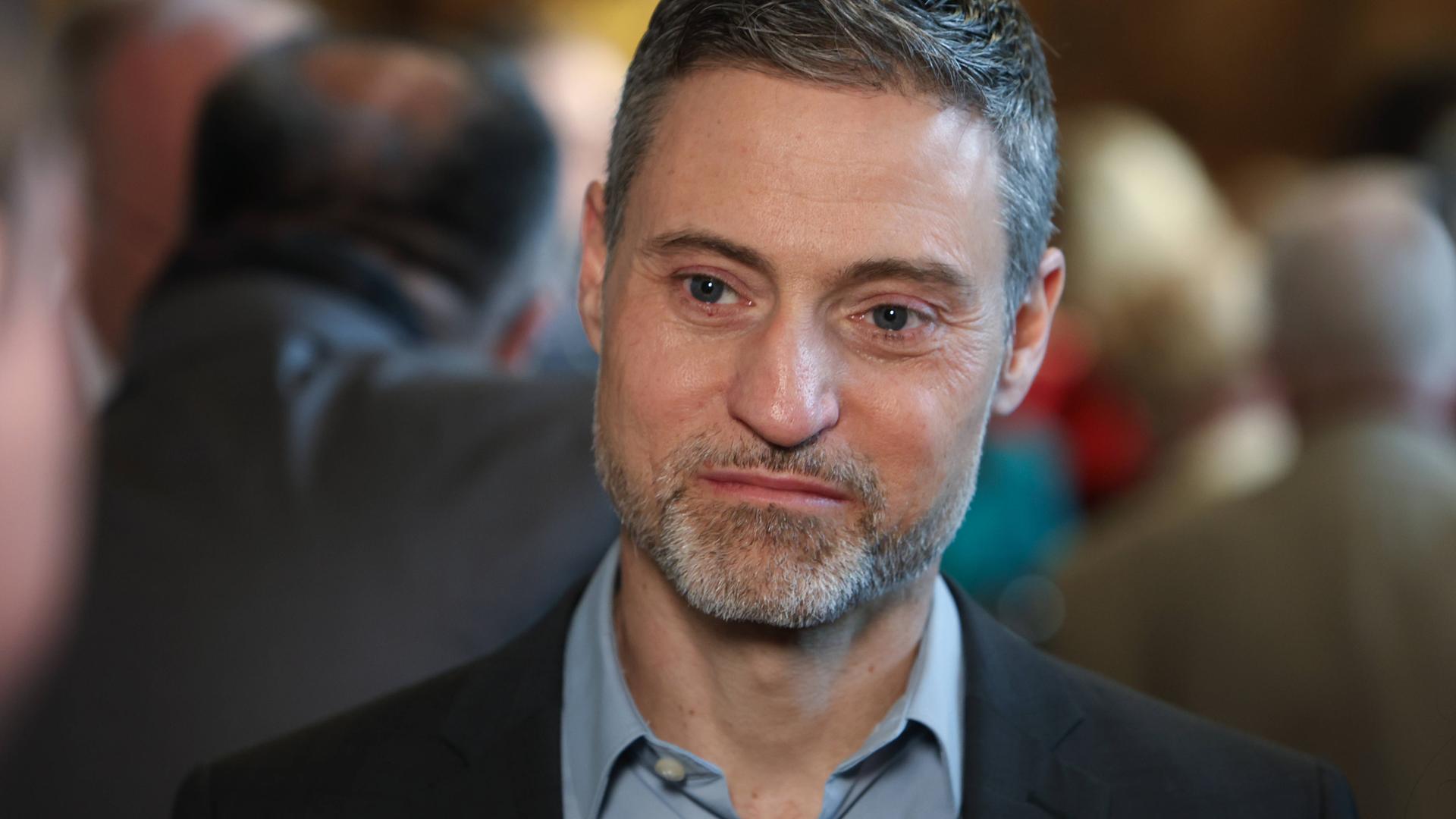 Meron Mendel bei der Verleihung der Buber-Rosenzweig-Medaille an ihn und seine Frau, die Politologin Saba-Nur Cheema, in Hamburg.