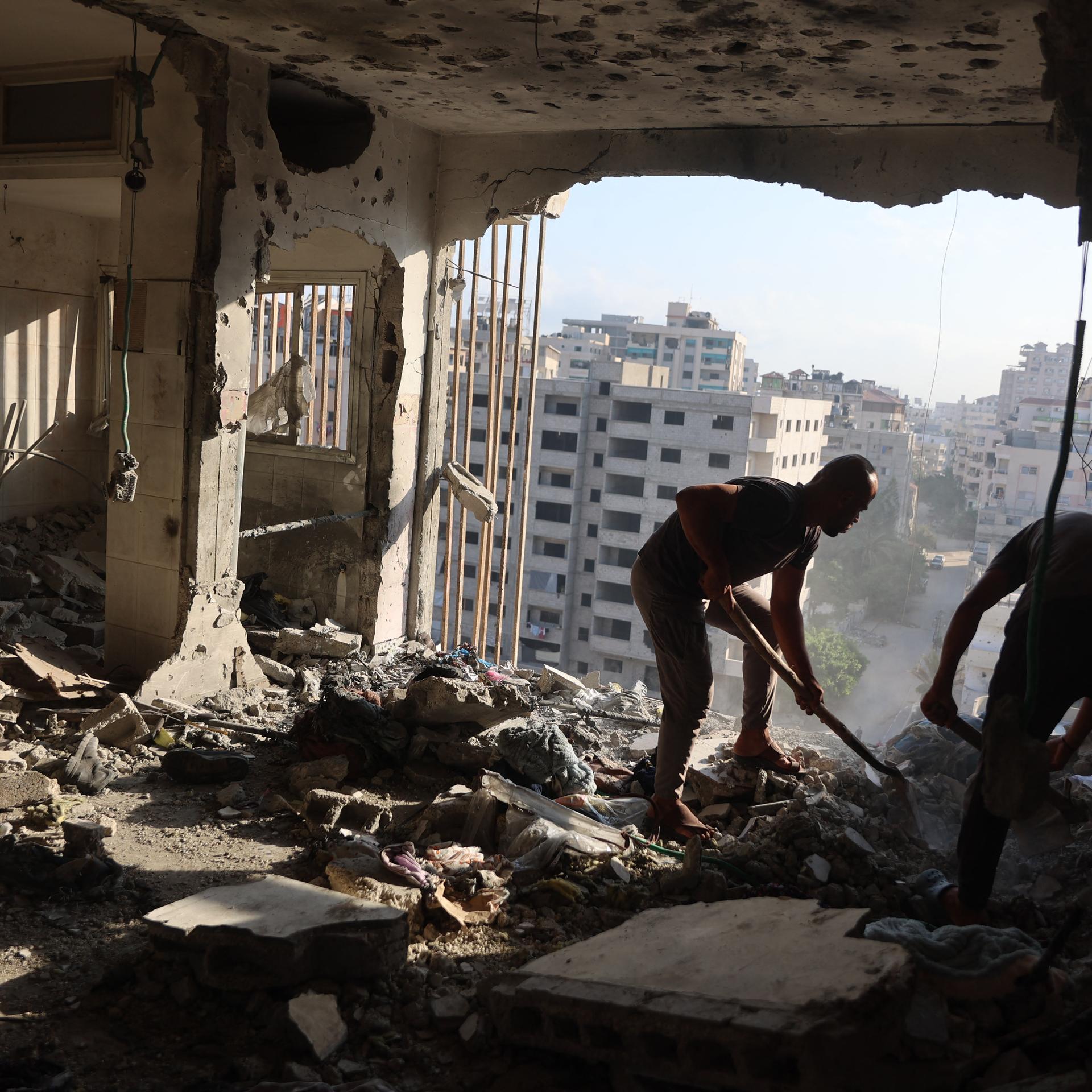 Palästinenser bergen Habseligkeiten aus einer Wohnung, die bei israelischen Luftangriffen in der Nacht zum 2. August 2026 in Gaza-Stadt getroffen wurde.