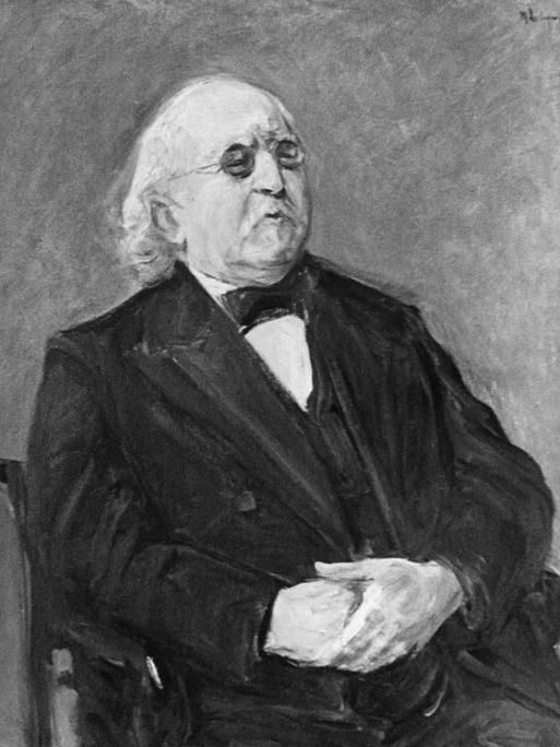 Hermann Cohen ist auf einem schwarz-weiß Gemälde zu sehen. Er trägt einen Anzug und sitzt seitlich auf einem Stuhl. Er hat mittellange, graue Haare und eine kleine Brille.