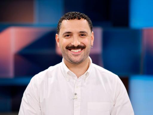 Der Autor und Aktivist Fikri Anil Altinas im Porträt Der Autor und Aktivist Fikri Anil Altinas im Porträt
