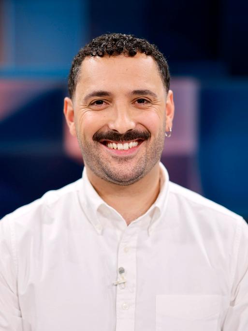 Der Autor und Aktivist Fikri Anil Altinas im Porträt Der Autor und Aktivist Fikri Anil Altinas im Porträt