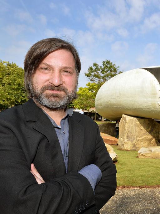 Der Chilene Smiljan Radic Clarke vor seinem entworfenen Serpentine Pavilion 2014 in den Kensington Gardens, London.