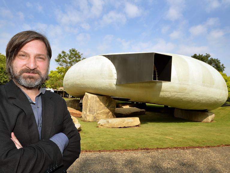 Der Chilene Smiljan Radic Clarke vor seinem entworfenen Serpentine Pavilion 2014 in den Kensington Gardens, London.