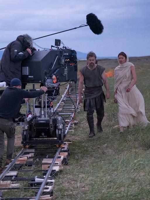 Regisseur Christopher Nolan (links) mit Schauspieler Matt Damon als Odysseus und Zendaya als Athene am Set seines Films „Die Odyssee“, bei dem Christopher Nolan für Drehbuch, Produktion und Regie verantwortlich ist.