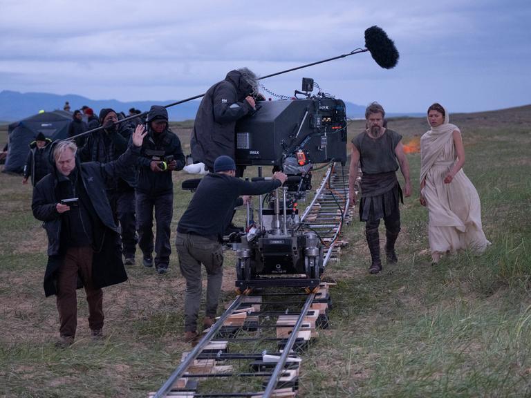Regisseur Christopher Nolan (links) mit Schauspieler Matt Damon als Odysseus und Zendaya als Athene am Set seines Films „Die Odyssee“, bei dem Christopher Nolan für Drehbuch, Produktion und Regie verantwortlich ist.