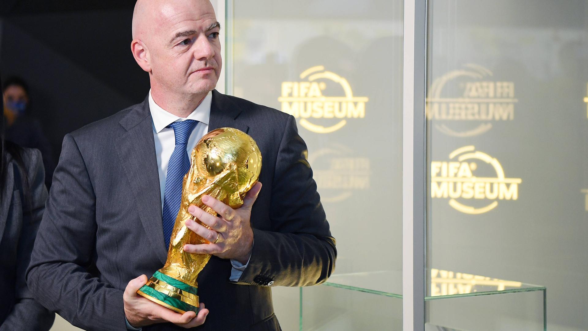 FIFA-Präsident Gianni Infantino mit dem WM-Pokal