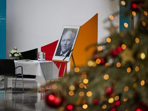 Ein Foto des verstorbenen CDU-Politikers Wolfgang Schäuble und ein Kondolenzbuch liegen im Konrad-Adenauer-Haus.