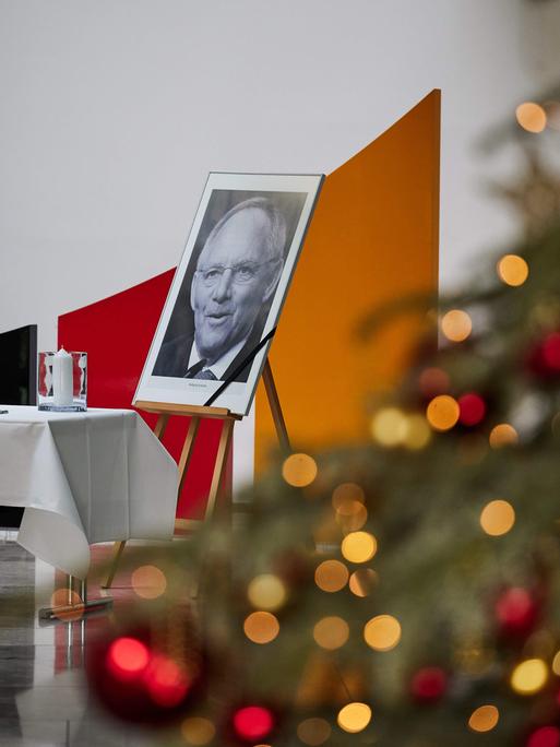 Ein Foto des verstorbenen CDU-Politikers Wolfgang Schäuble und ein Kondolenzbuch liegen im Konrad-Adenauer-Haus.