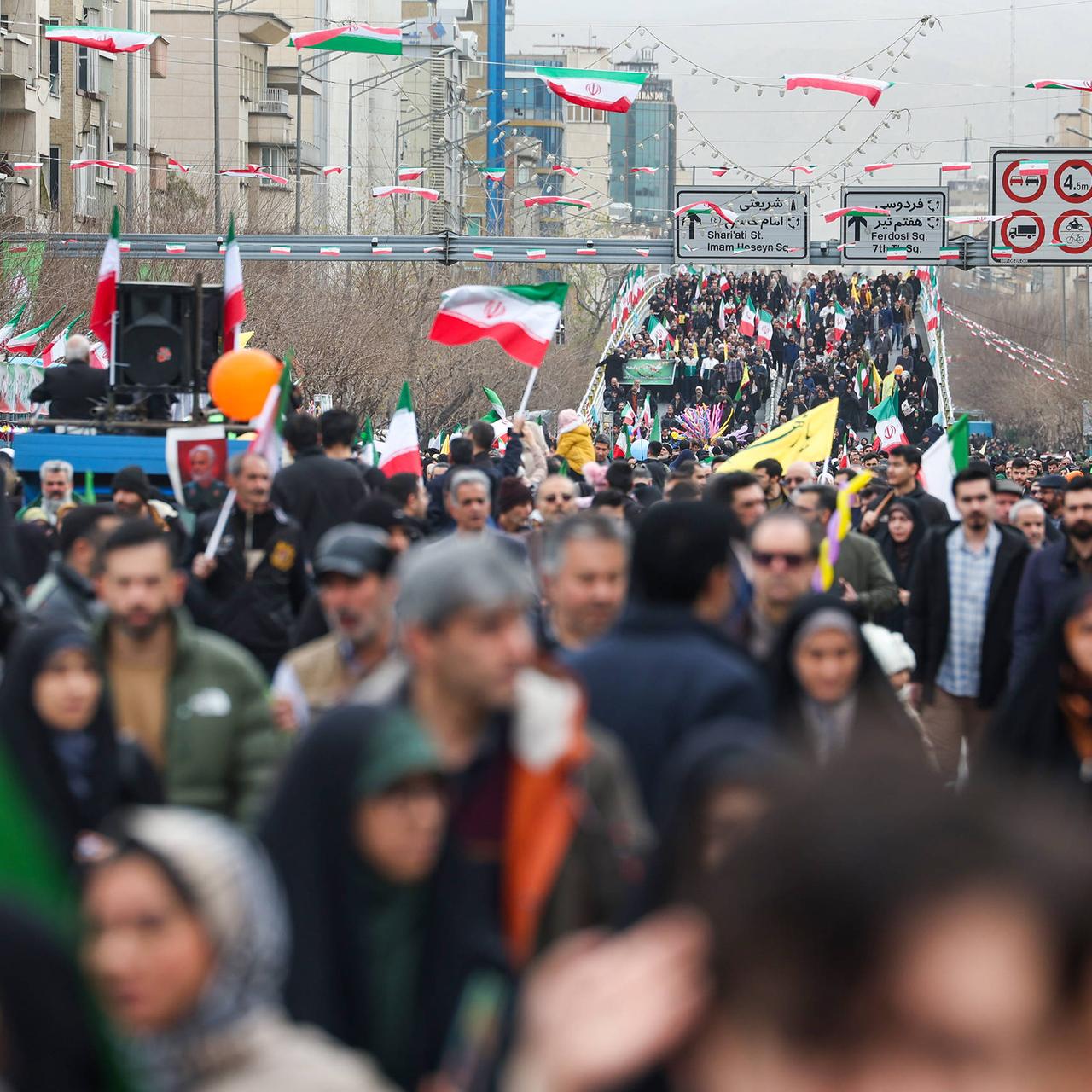 Teheran: Tausende Menschen mit iranischen Fahnen feiern auf den Straßen.