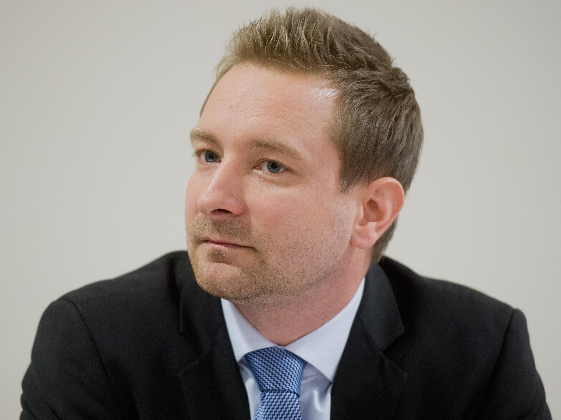 Der Verfassungsrechtler Alexander Thiele im Porträt. Er blickt nach links, trägt dunklen Anzug und Krawatte. 