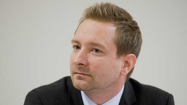 Der Verfassungsrechtler Alexander Thiele im Porträt. Er blickt nach links, trägt dunklen Anzug und Krawatte. 