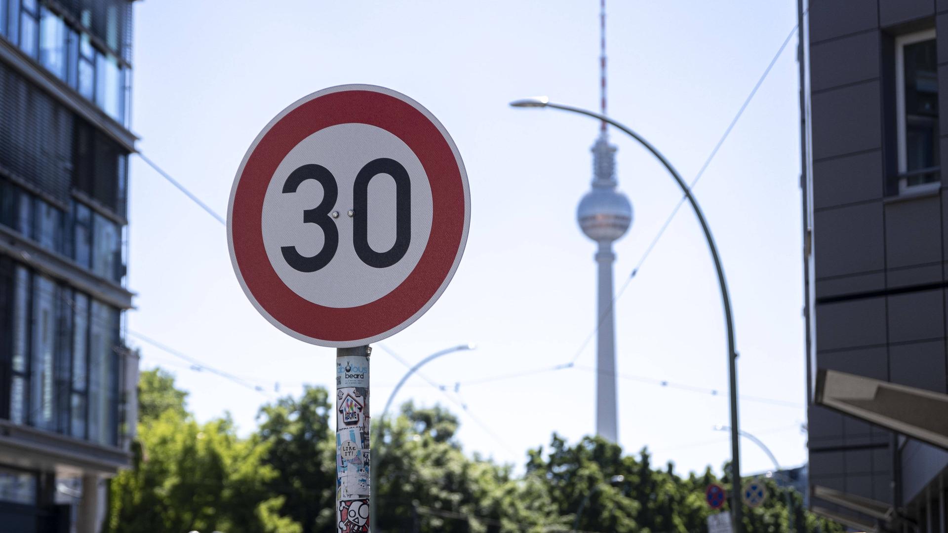 Ein Tempo-30-Schild steht im Vordergrund des Fernsehturms in Berlin, 30.05.2023. Berlin Deutschland *** A speed 30 sign stands in the foreground of the television tower in Berlin, 30 05 2023 Berlin Germany Copyright: xNicolasxLepartz/photothek.dex