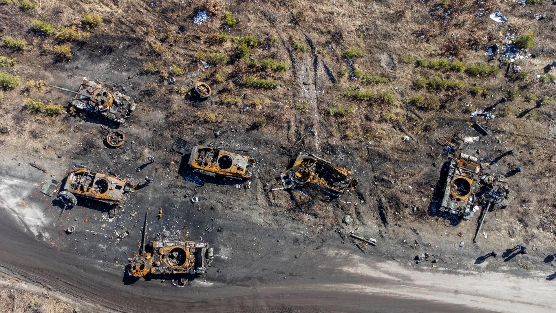 Eine Luftaufnahme zeigt die Zerstörung in der Stadt Butscha in der Region Kiew.