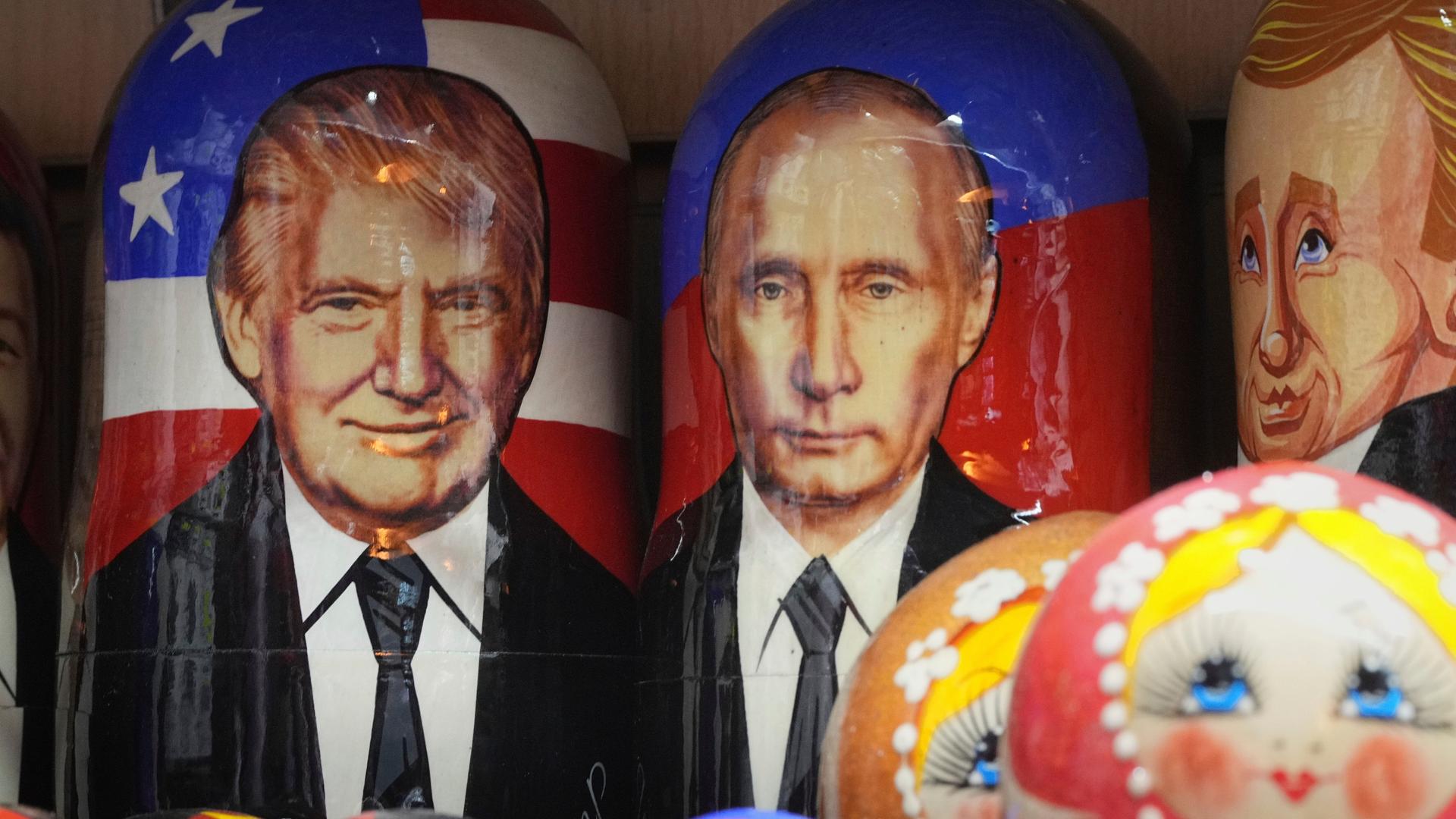 Matroschkas mit den Gesichtern von US-Präsident Donald Trump (links) und Russlands Präsident Vladimir Putin in einem Souvenirshop in St. Petersburg, Russland (13.08.2025) 