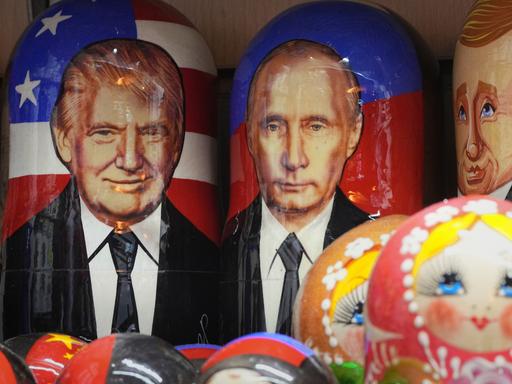 Matroschkas mit den Gesichtern von US-Präsident Donald Trump (links) und Russlands Präsident Vladimir Putin in einem Souvenirshop in St. Petersburg, Russland (13.08.2025) 