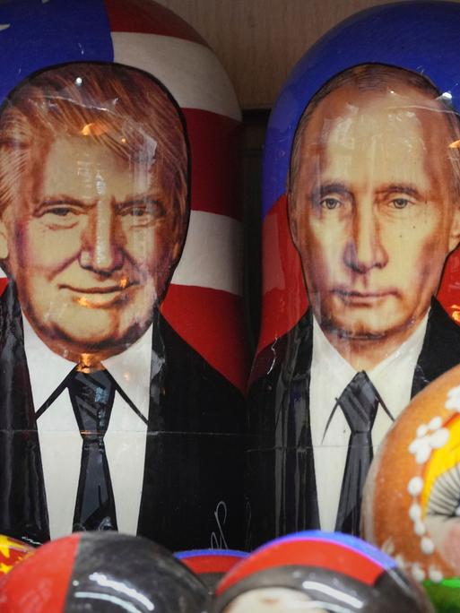 Matroschkas mit den Gesichtern von US-Präsident Donald Trump (links) und Russlands Präsident Vladimir Putin in einem Souvenirshop in St. Petersburg, Russland (13.08.2025) 
