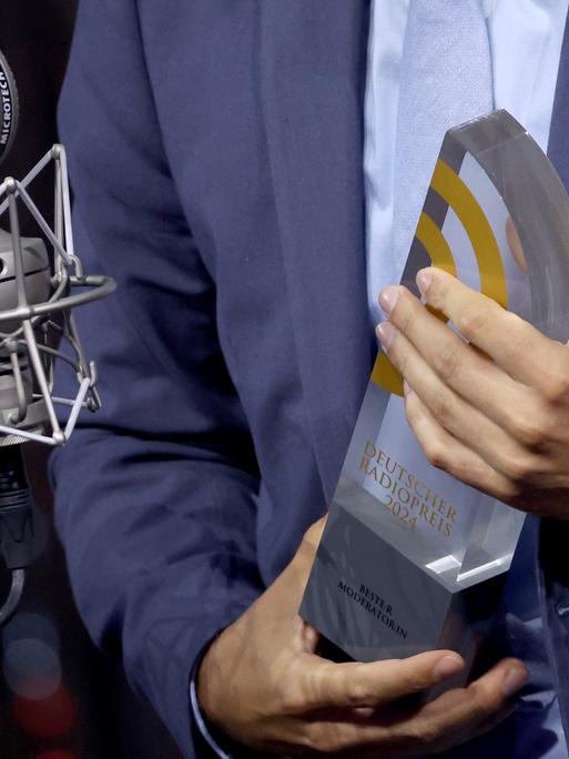 Der Deutsche Radiopreis in den Händen eines Preisträgers. Der Deutsche Radiopreis in den Händen eines Preisträgers.