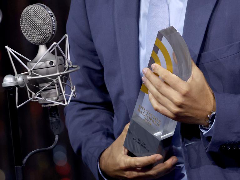 Der Deutsche Radiopreis in den Händen eines Preisträgers. Der Deutsche Radiopreis in den Händen eines Preisträgers.