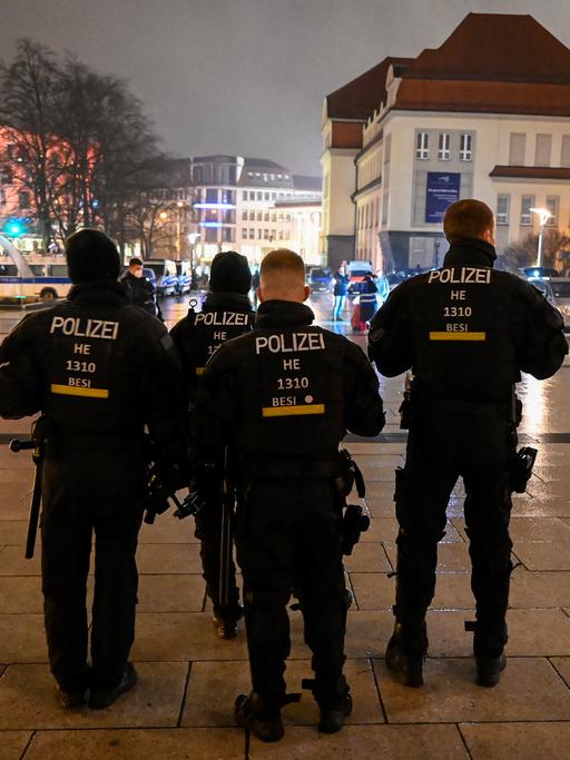 Polizisten stehen in Bautzen auf dem Kornmarkt.