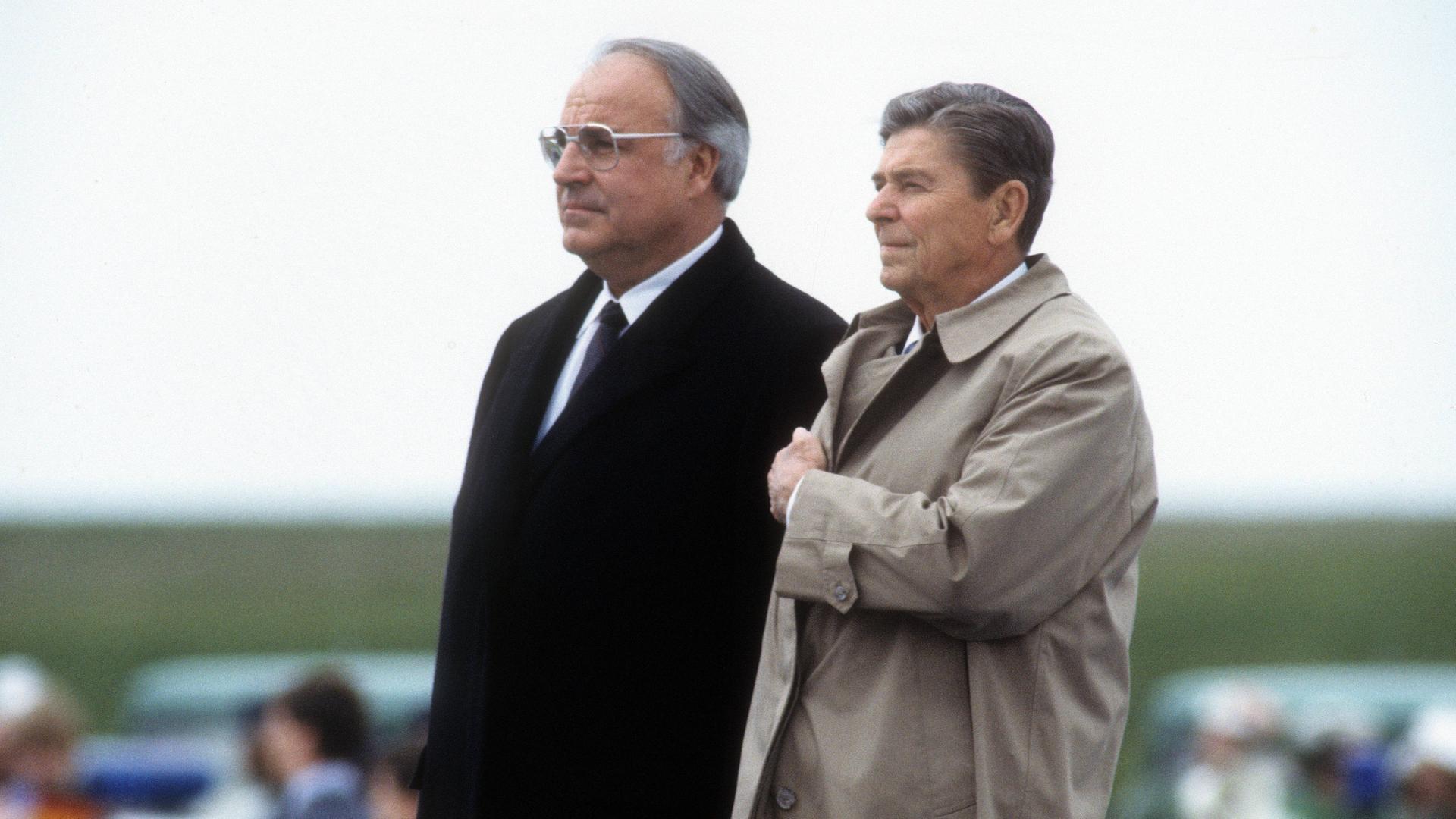 Bundeskanzler Helmut Kohl (li.) und US-Präsident Ronald Reagan vor der Kranzniederlegung am Soldatenfriedhof in Bitburg am 5.5.1985.