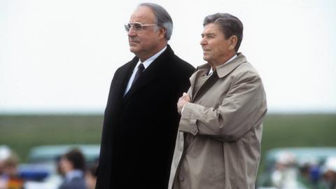 Bundeskanzler Helmut Kohl (li.) und US-Präsident Ronald Reagan vor der Kranzniederlegung am Soldatenfriedhof in Bitburg am 5.5.1985.