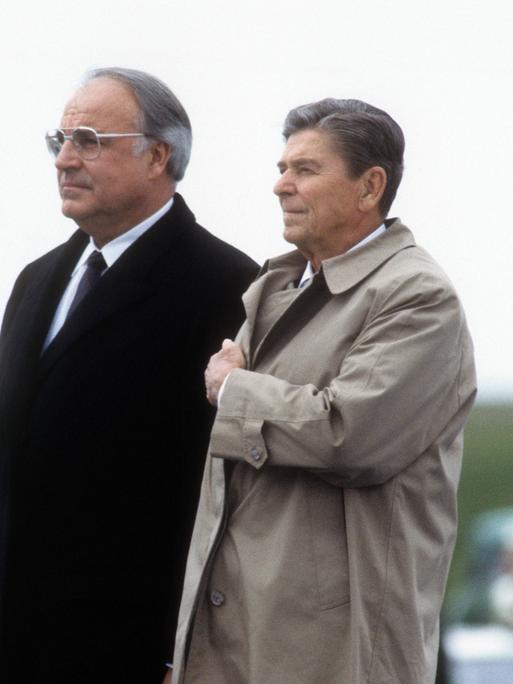 Bundeskanzler Helmut Kohl (li.) und US-Präsident Ronald Reagan vor der Kranzniederlegung am Soldatenfriedhof in Bitburg am 5.5.1985. Bundeskanzler Helmut Kohl (li.) und US-Präsident Ronald Reagan vor der Kranzniederlegung am Soldatenfriedhof in Bitburg am 5.5.1985.