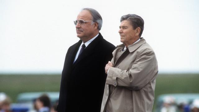 Bundeskanzler Helmut Kohl (li.) und US-Präsident Ronald Reagan vor der Kranzniederlegung am Soldatenfriedhof in Bitburg am 5.5.1985.