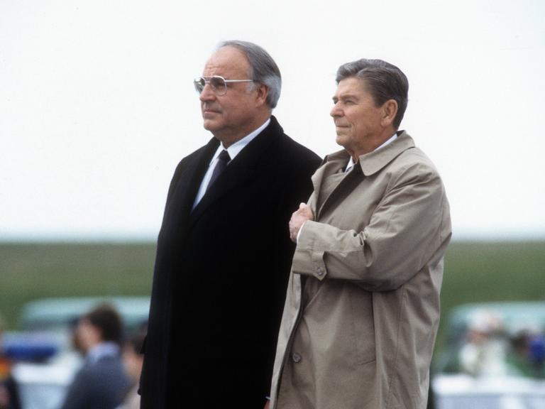 Bundeskanzler Helmut Kohl (li.) und US-Präsident Ronald Reagan vor der Kranzniederlegung am Soldatenfriedhof in Bitburg am 5.5.1985. Bundeskanzler Helmut Kohl (li.) und US-Präsident Ronald Reagan vor der Kranzniederlegung am Soldatenfriedhof in Bitburg am 5.5.1985.