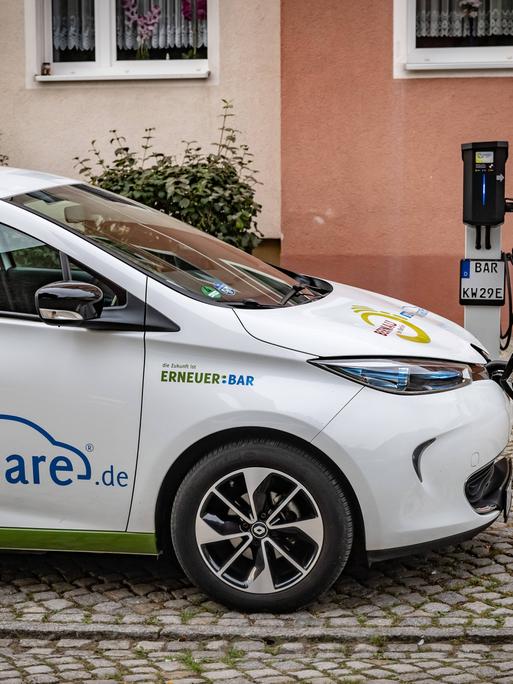 Ein E-Auto des brandenburger Carsharing-Anbieters Barshare hädt an einer Ladesäule 