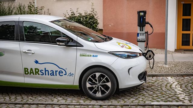 Ein E-Auto des brandenburger Carsharing-Anbieters Barshare hädt an einer Ladesäule 