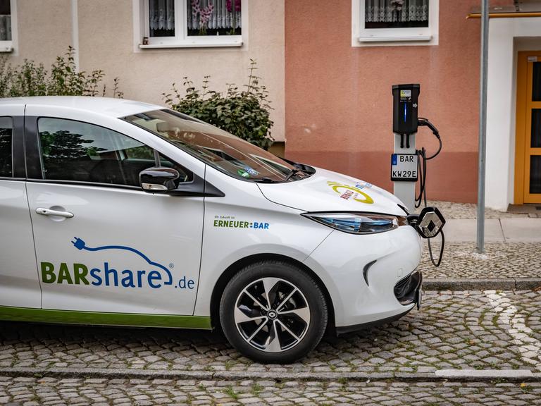 Ein E-Auto des brandenburger Carsharing-Anbieters Barshare hädt an einer Ladesäule 