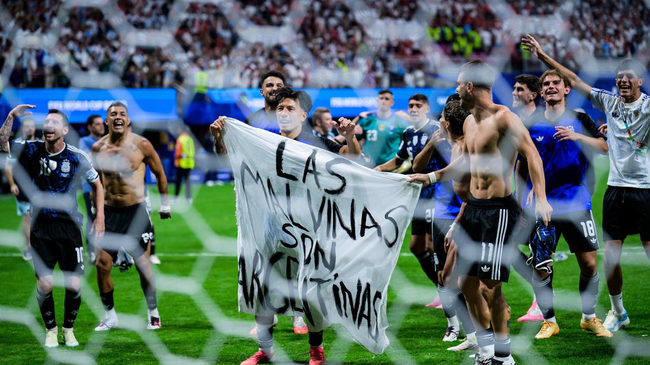 Die Argentinier Lisandro Martinez und Giovani Lo Celso halten nach dem Halbfinalspiel der FIFA-Fußball-Weltmeisterschaft 2026 zwischen England und Argentinien in Atlanta ein Banner mit der Aufschrift „Las Malvinas son argentinas“ in die Höhe.
