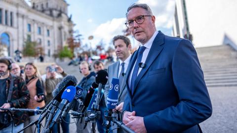 Berlin: Alexander Schweitzer (r, SPD), designierter Bundesminister für Arbeit und Soziales steht neben Lars Klingbeil (SPD), Bundesminister der Finanzen, bei einem Pressestatement vor dem Bundestag.