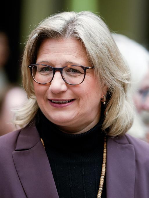 Porträtaufnahme der saarländischen Ministerpräsidentin Anke Rehlinger (SPD).