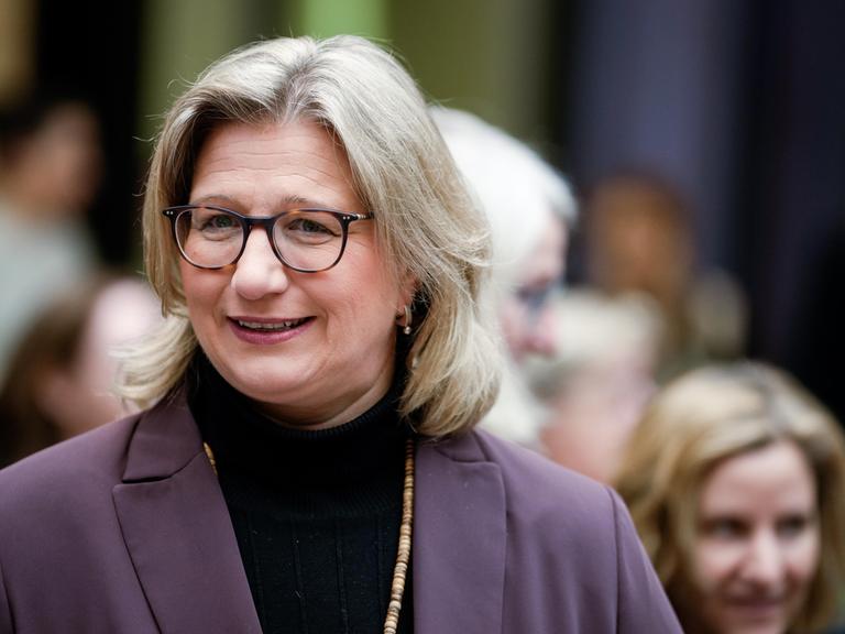 Porträtaufnahme der saarländischen Ministerpräsidentin Anke Rehlinger (SPD).
