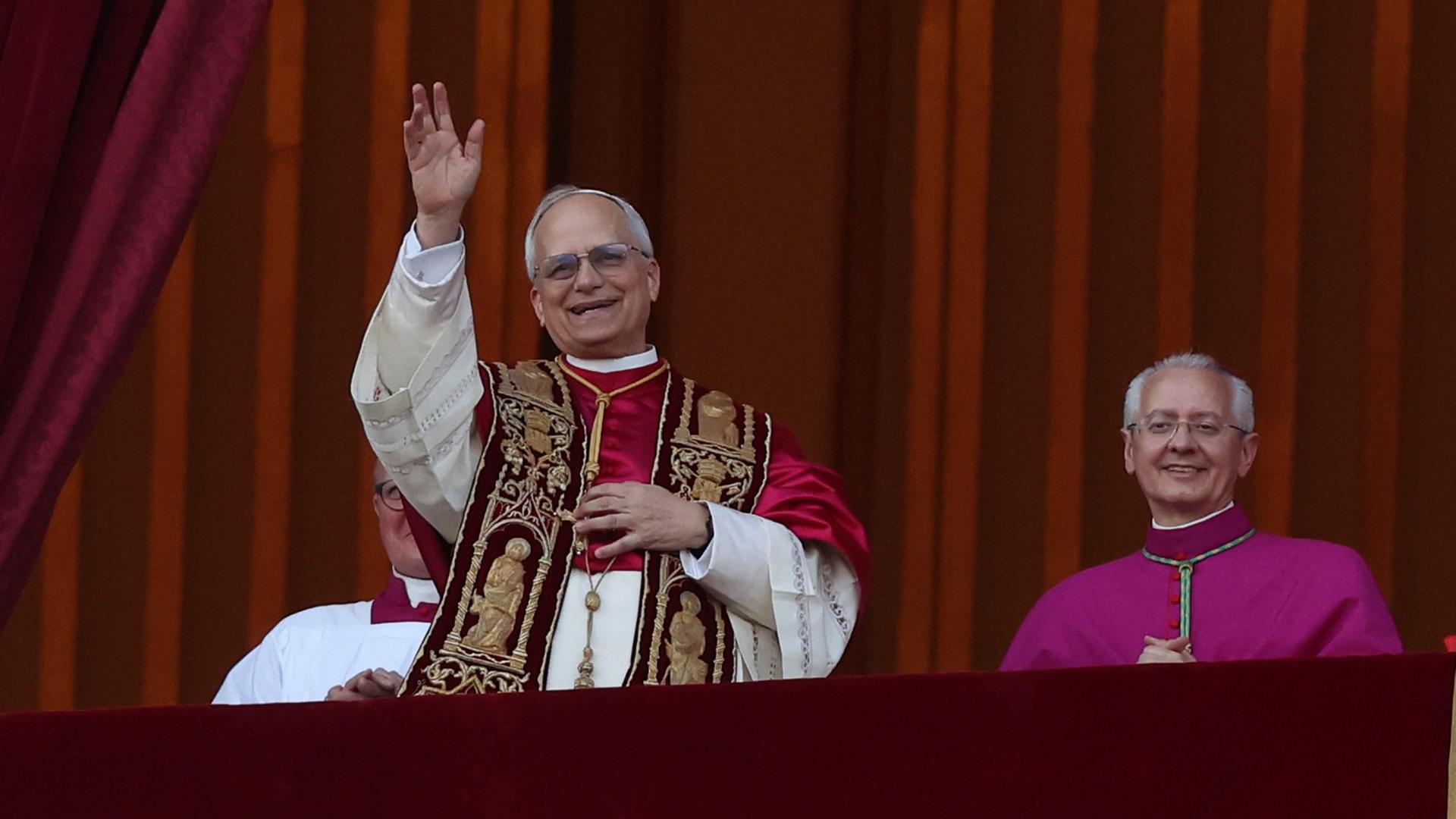 Papst XIV. in prunkvoller Robe: Er winkt vom Balkon des Petersdoms aus den Menschen zu.