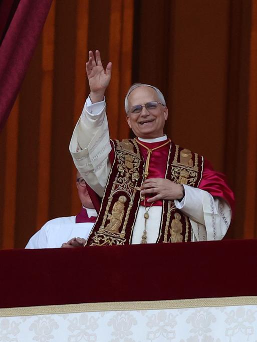 Papst XIV. in prunkvoller Robe: Er winkt vom Balkon des Petersdoms aus den Menschen zu.
