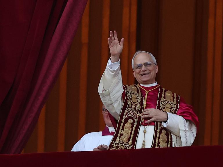 Papst XIV. in prunkvoller Robe: Er winkt vom Balkon des Petersdoms aus den Menschen zu.