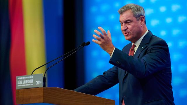 Markus Söder steht an einem Rede-Pult.  