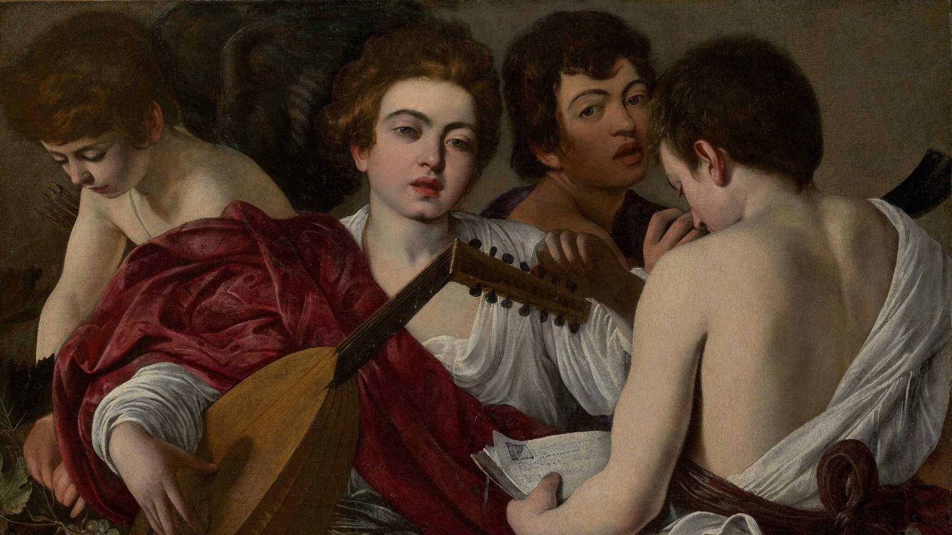 Gemälde "Die Musiker" von Caravaggio aus dem Jahr 1597, Vier Jünglinge sitzen in einem Raum, einer Stimmt eine Laute, einer schaut in ein Textbuch, im Vordergrund liegt eine Geige.