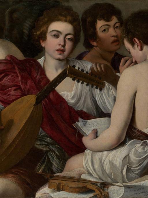 Gemälde "Die Musiker" von Caravaggio aus dem Jahr 1597, Vier Jünglinge sitzen in einem Raum, einer Stimmt eine Laute, einer schaut in ein Textbuch, im Vordergrund liegt eine Geige.