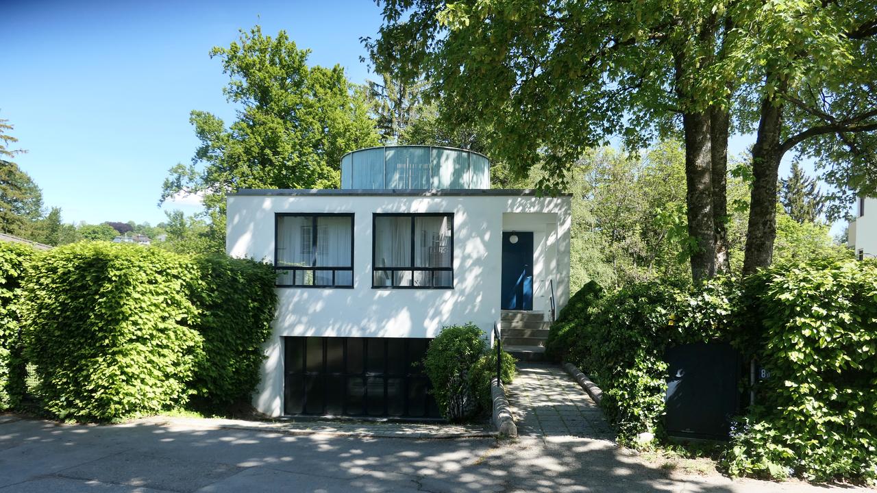 Starnberg: Das Wohnhaus des im März 2026 gestorbenen Philosophen und Soziologen Jürgen Habermas, ein weißes Haus, das von Büschen und Bäumen umgeben ist.