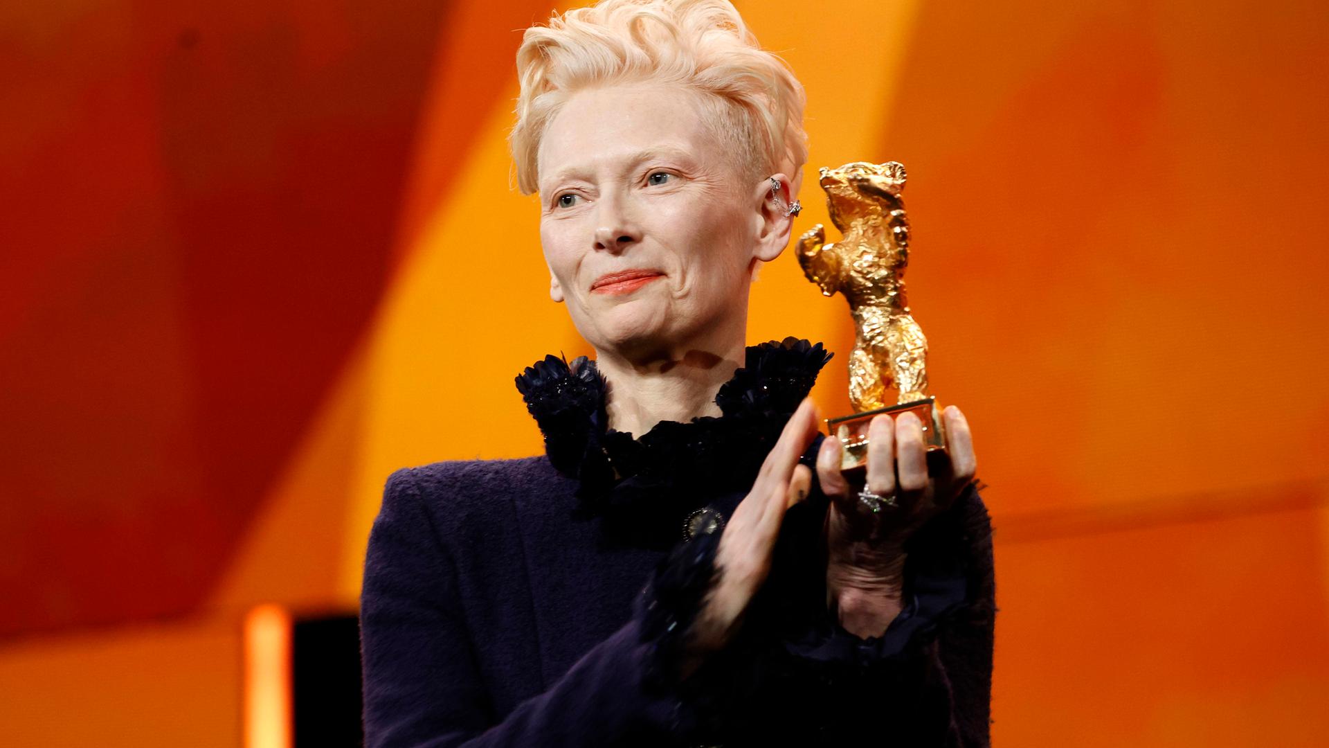 Tilda Swinton präsentiert den Goldenen Ehrenbären bei der Verleihung während der Eröffnung der 75. Internationalen Filmfestspiele Berlin am 13.02.2025.